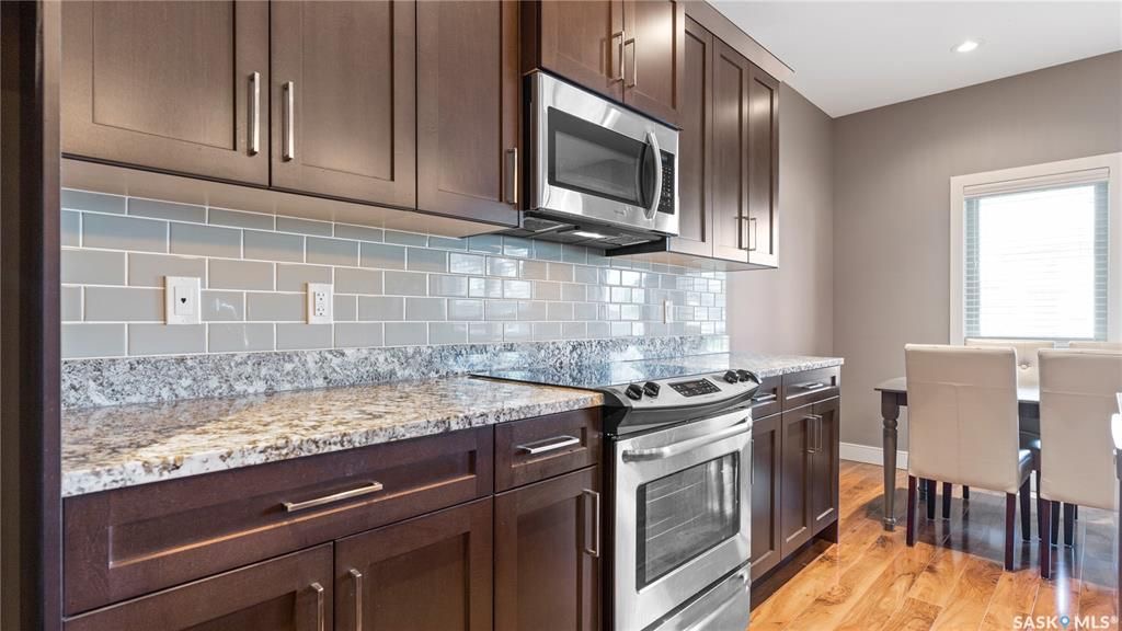 Willowgrove小区3房3卫，连体车库外加双车位，独立后院，联排出售。本地知名建商Riverbend，房屋保养如新。一楼9尺层高，高级复合地板，大理石台面，不锈钢家电。二楼3房2卫。主卧带独立洗手间和步入衣柜。地下室带2个窗户，未装修。后院另有独立带顶露台。位置步行至小学， - 9