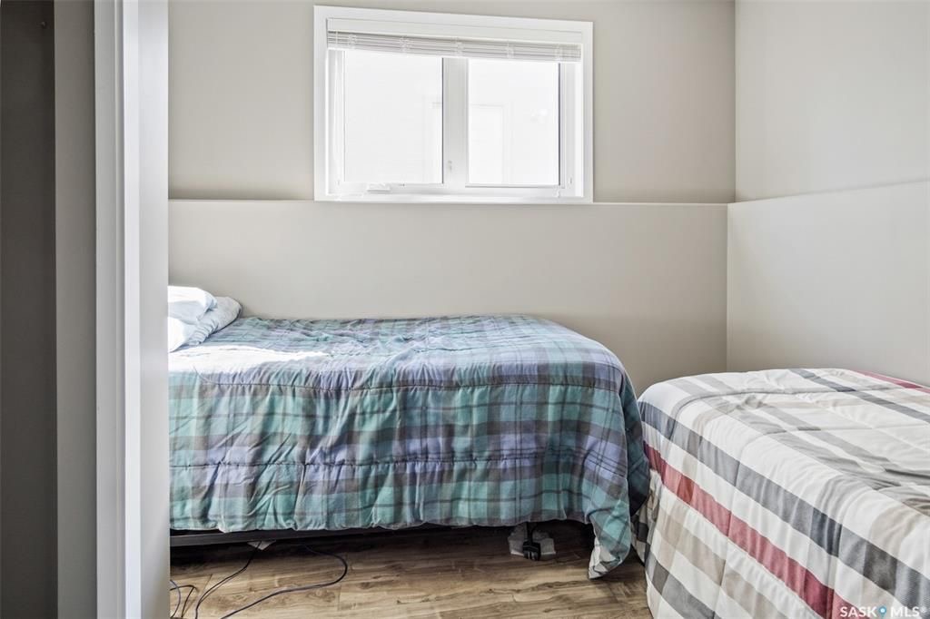 Aspen Ridge小区1165尺错层独立屋出售，本地西人业主，6房3卫，半地下室大窗带合法出租1厨1厅 2房间1卫分电表，独立出入独立洗衣烘干，独立热水器换风系统，另有1大厅或者房间用于主层住户使用，高档装修，全屋9尺，大理石台面，升级厨柜，双车库，拐角地块多停车位，带顶露台 - 32