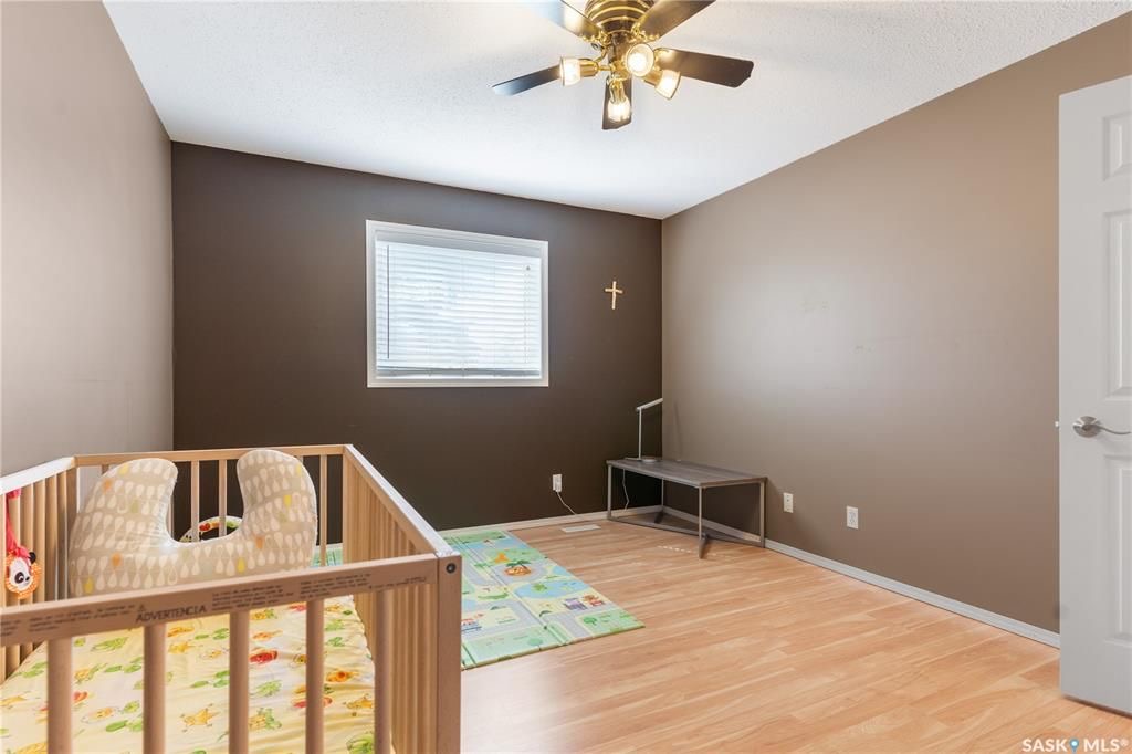 Wildwood小区错层边户联排出售。3房2卫连房子单车库外加室外双停车位，后院露台。主层挑高天花板，合成板地板，半地下室大窗户，近期更换高校锅炉和热水器。房屋保养优，采光好，近公园，学校，购物。挂牌价格 $305,000。详情联系地产经纪Gary Gai 盖王睿 3063413 - 18