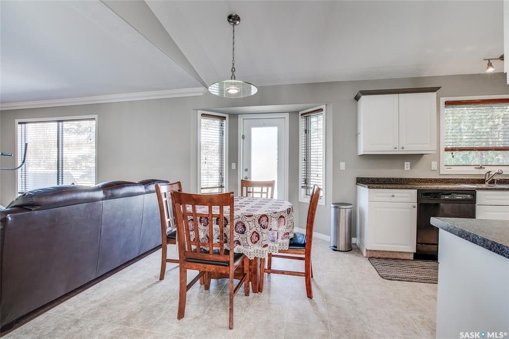 Erindale小区5房4卫另带1书房独立屋出售。步行至John Avant小湖公园，近Father Robinson和Dr John G Egnatoff小学。保养极佳，近年来大量升级更新：不锈钢家电、锅炉，热水器等。挑高顶设计。一层大书房可做第六个房间。地下室装修有2个卧室 - 6