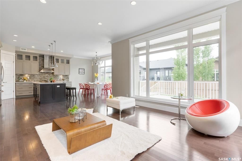 Rosewood小区核心安静路段，步行至小学公园，近2600尺5房5卫豪华装修独立屋出售。一楼入户挑高顶，超大独立办公室，实木地板，10尺层高，超大客厅天然气壁炉，开放式厨房，枫木橱柜到顶，大理石台面，天然气明火炉头。 二楼4房3卫。主卧带干湿分离洗手间地热，双洗手台，步入式衣柜 - 18