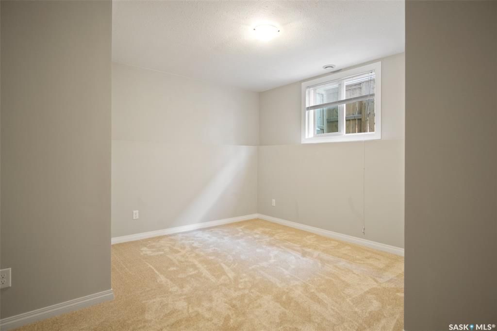 Willowgrove小区1307尺2010年建4房3错层独立屋出售，位置便利步行至两所willowgrove小学，附近高中，购物广场。挑高天花板，实木地板，厨房不锈钢设备。主卧步入式衣橱，主卧卫生间内有按摩浴缸。地下室层高9 feet，装修有一房，一个大家庭厅，一卫。 - 9