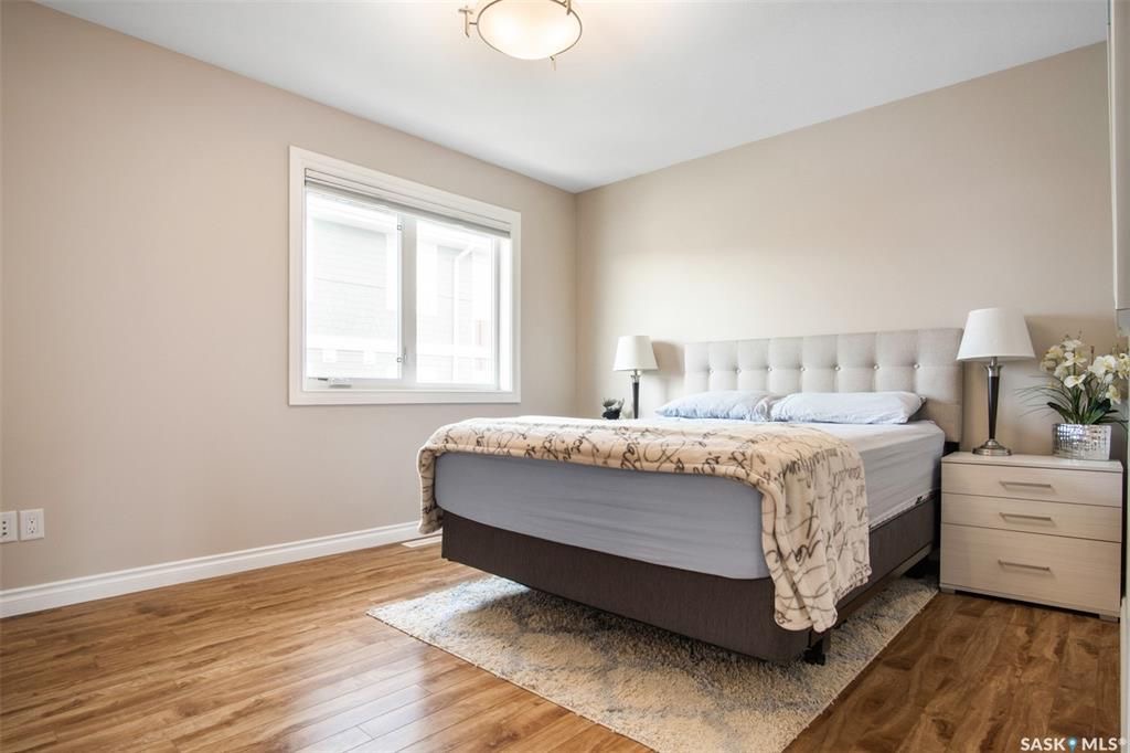 Stonebridge小区3房4卫边户联排出售。近1500尺超大面积，步行至周围小学，公园，购物。大厅12尺挑高，全屋大部分合成板地板，厨房枫木橱柜大理石台面，超大主卧带步入式衣柜和独立洗手间，半地下室完全装修好一房间/活动厅，大窗户外加洗手间。室外带一个大露台，连房子车库。位置 - 18