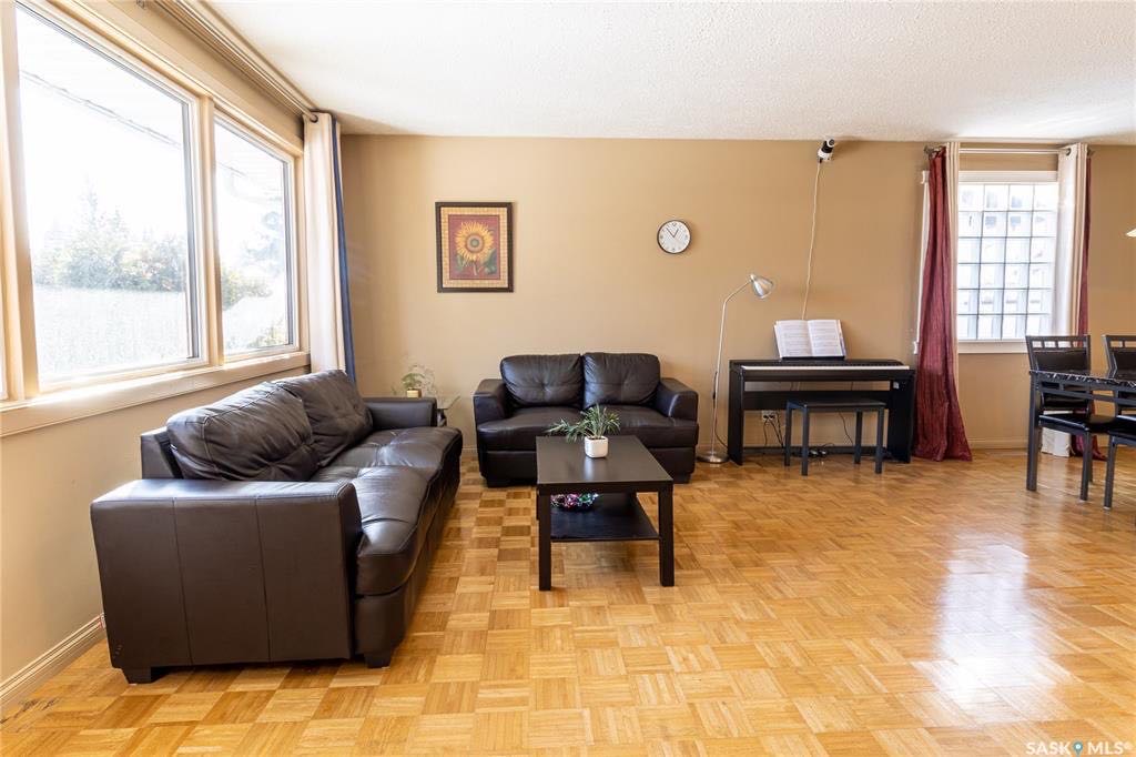 Greystone Park 完全更新独立屋5房2卫出售。大地双车库，实木地板，升级卫浴，更新窗户，瓦片，锅炉，热水器，独立出入口地下室大窗户/步行小学，8街，superstire购物。开价：$359000 有意请联系地产经纪Gary Gai 3063413677 微信：gary - 5