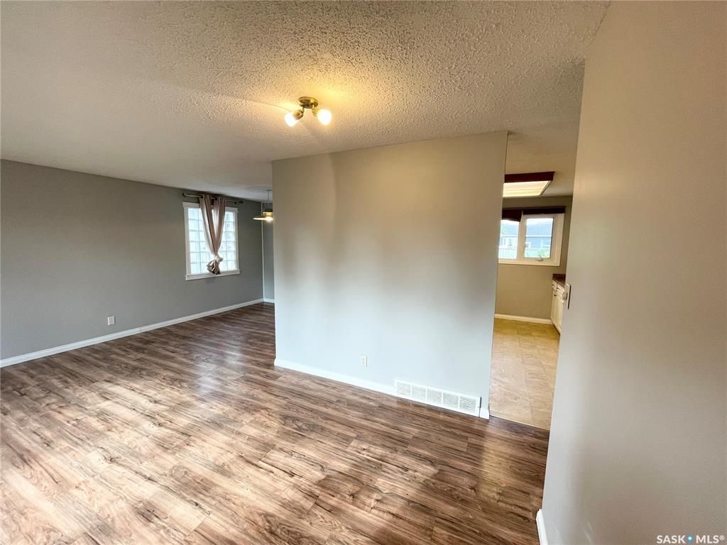 核心路段5房2卫大地双车库独立屋出售。步行百米至8街Greystone小学公园，8街Superstore购物。房屋近期升级有：PVC 窗户，合成木地板，橱柜，洗手间，热水器，屋顶瓦片。 地下室有独立出入，大窗户2房1厅1卫。水吧台带mini炉灶。可自住或投资出租。挂牌价格：$35 - 8