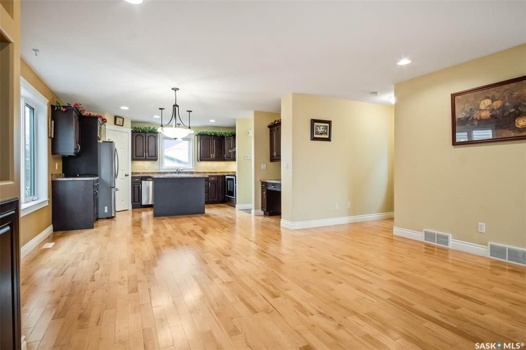 Willowgrove小区2005年建1532尺4室4卫双层独立屋出售，原D&S样板房。位置佳，地处安静街区，步行可达百年 高中，百米至两所小学，公园，购物中心，交通便利。房屋整体宽敞明亮，保养如新。砖墙特色天然气壁炉。实木和瓷砖地板，厨房枫木橱柜，且储物空间大，台面宽敞，不锈钢 - 5