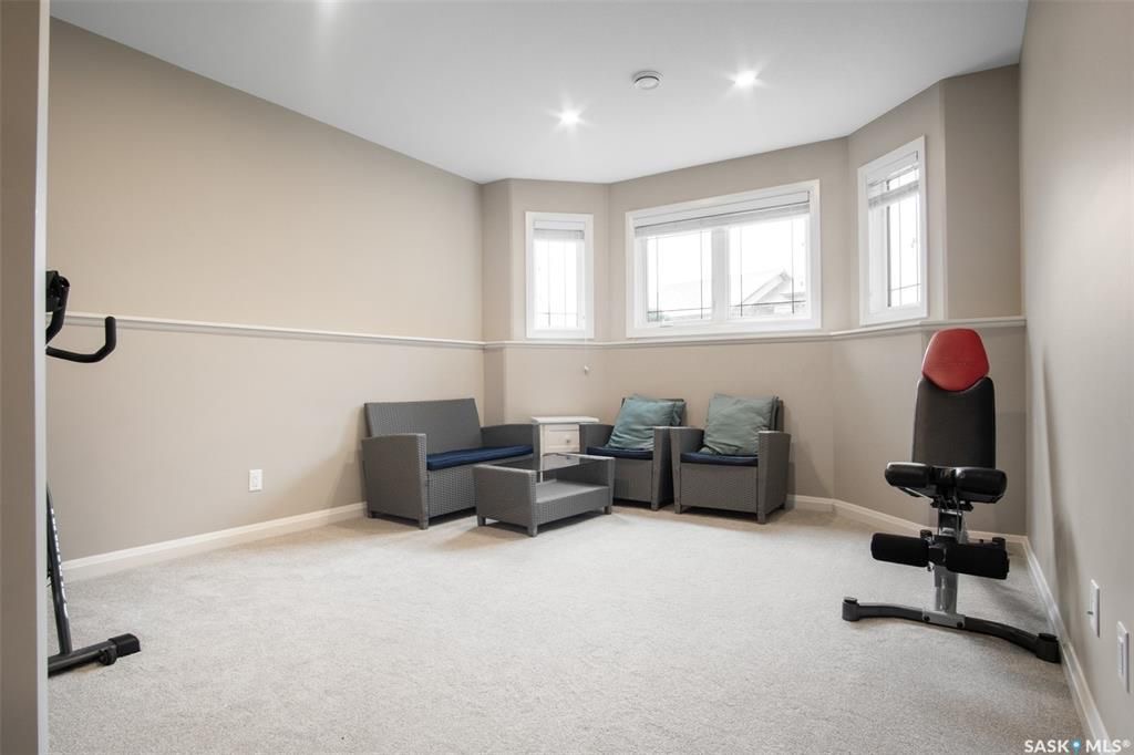 Evergreen 小区5房3卫错层独立屋出售，位于小区最优路段，安静宽敞私密，近小学，高中，公园，购物。高档装修，开放式设计，挑高尖顶，实木地板，飘窗，升级枫木厨房带不锈钢家电和角柜，全大理石台面及厨房背景砖，主卧带步入衣柜高档明卫干湿分离双洗手台洗手间，半地下室大窗户明亮如地 - 21