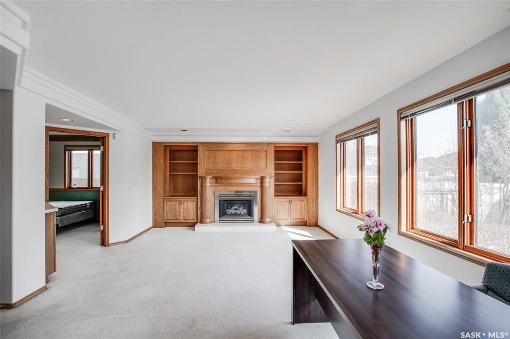 Erindale小区2125 尺湖景4房4卫另带1书房独立屋出售。主卧可欣赏John Avant小湖公园，近Father Robinson和Dr John G Egnatoff小学。保养极佳，升级更新有 不锈钢锅炉，部分新窗，新刷漆，车库门，热水器等。挑高顶设计。一层大书房 - 7