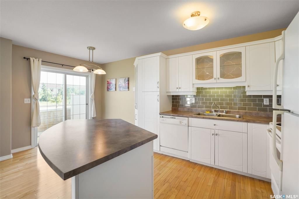 Briarwood小区私密联排出售3房3卫，安静边户多窗户采光好，安静私密绿地，背面没有邻居。二楼三个大尺寸房间，地下室装修有1超大多功能厅外加洗手间，保养如新，实木地板，升级橱柜，天然气壁炉，天窗，中央冷气等。挂牌价格 $285000。详情联系地产经纪Gary Gai 盖王睿  - 8