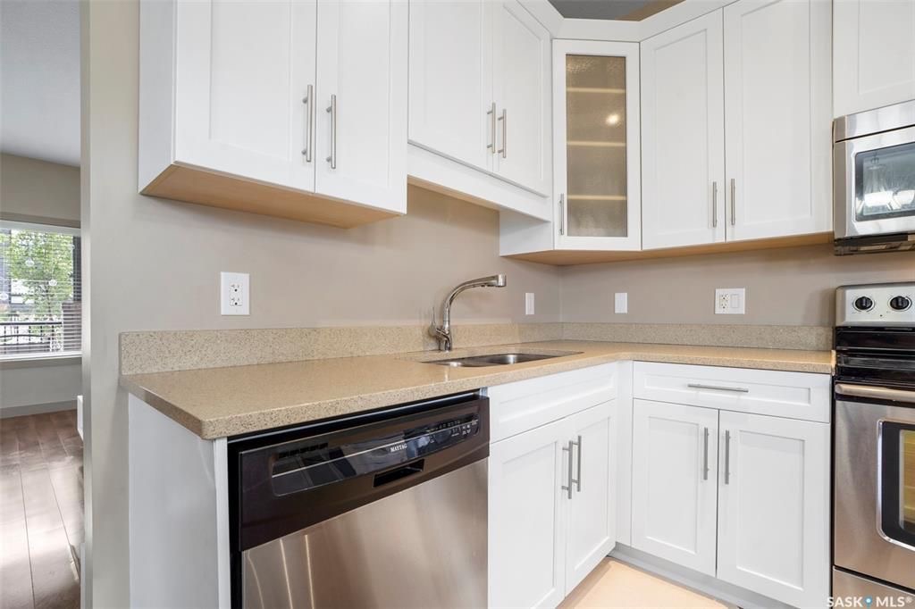 Evergreen小区核心路段2014年建1347尺4房4卫边户双车库联排别墅出售。房屋状况如新，可步行至小学和公园，近高中近购物。一楼客厅宽敞明亮，9英尺层高，高级复合板地板，全花岗岩台面，白色经典橱柜带阻泥，厨房不锈钢家电齐全。二楼洗衣房，超大主卧带完整洗手间和步入式衣柜。地 - 13