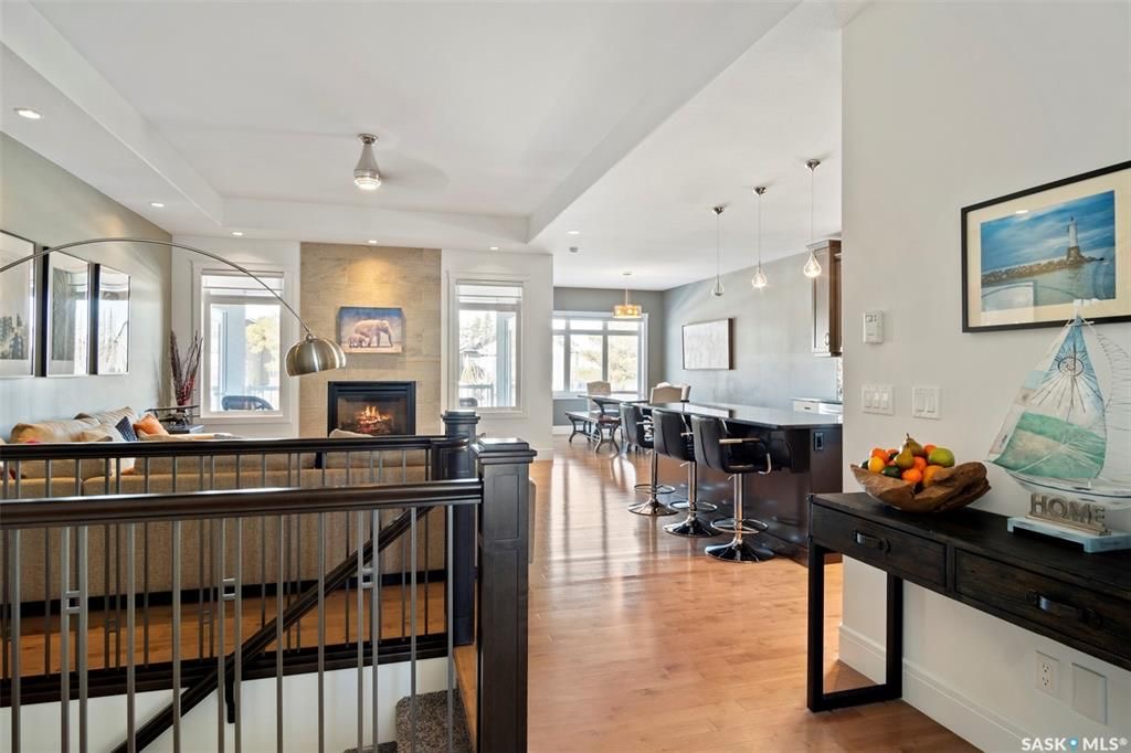 Evergreen小区背靠公园绿地安静私密1748尺大平层出售。5房3卫，高档装修。9尺层高，实木地板，天然气壁炉，大理石厨房台面。主卧洗手间干湿分离。超大空间地下室完全装修有两房一厅一卫。后院私密好风景。近小学，高中，公园，购物。挂牌价格 $769900。详情联系地产经纪Gar - 5