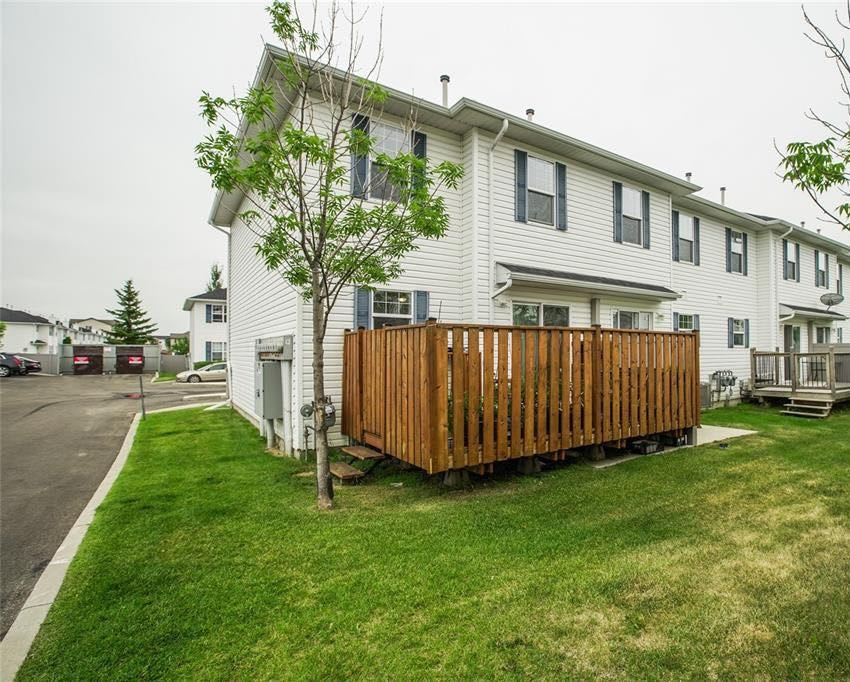 Lakewood小区2003年建3室2卫联排，安静边户，2车位，独立露台，空调。地下室完整装修有1个多功能厅。可以步行至附近商业购物方便，近小学。状况好，保养如新，开价$234900 有意请联系地产经纪Gary Gai - 5