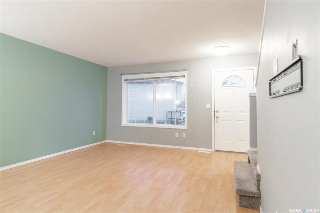 Arbor Creek小区2000年建3室2卫联排，地下室装修有一个大活动厅，背靠绿地 ，有空调。近小学，高中，公寓，商业购物方便。保养状况好，带两个停车位，较新地毯，合成木地板。开价$229000。 有意请联系地产经纪Gary Gai 3063413677 微信：gary367 - 4