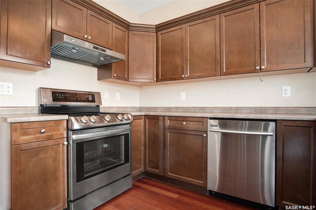 Stonebridge小区4房3卫错层独立屋出售。步行百米两所小学，购物，公园等一切设施。North Ridge建商，9尺层高，实木地板，升级封闭厨房（额外加多橱柜及台面，不锈钢家电）。多窗户采光好。主卧带独立洗手间和步入式衣柜。地下室9尺层高，超大窗户，明亮如地面，合成板地板， - 16