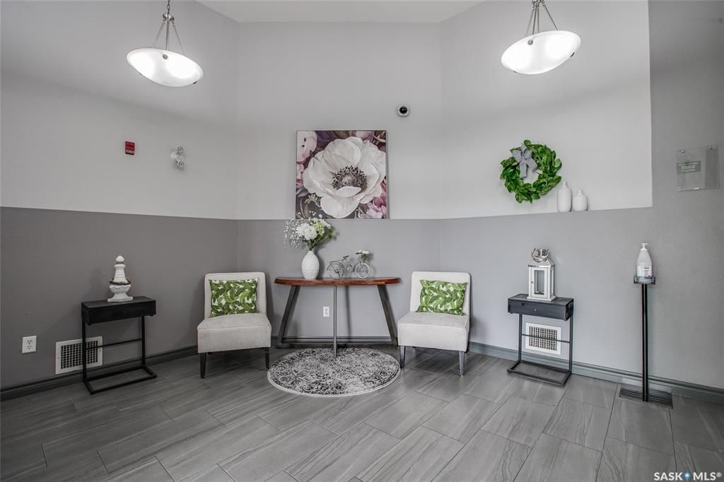 河东中心位置Main st，2003年建 超过1000 尺顶楼2室2卫公寓出售。近8街，大学等一切设施。安静高档公寓楼带电梯地下停车位。开放式设计，大窗户，采光好，带洗衣烘干设施，独立朝东大阳台和地下储物间。房屋状况好。挂牌价格 $239000详情联系地产经纪Gary Gai - 9