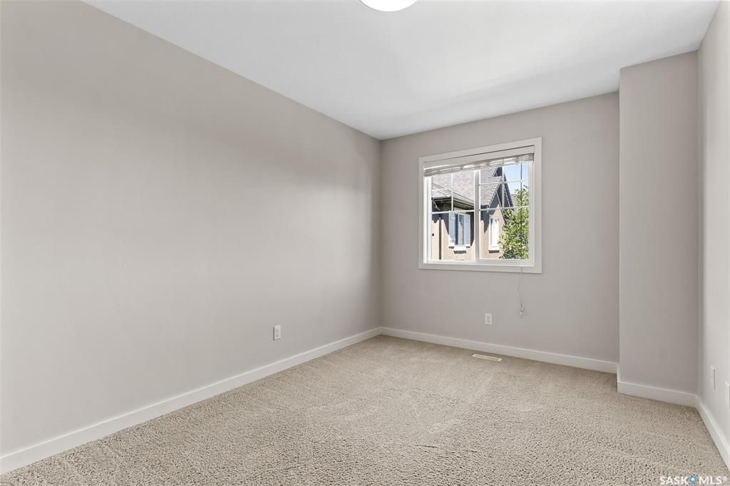 Willowgrove小区多窗大边户1340尺 3房3卫地下室装修安静联排出售。2013年建，步行至小学，购物，公园。背靠私密绿地，好采光，高档装修，新换地板，大理石台面，现代橱柜，不锈钢家电。全新刷漆。二楼3个大房间尺寸足，洗手间带天窗好采光。地下室完全装修有一个大家庭厅一个独 - 17