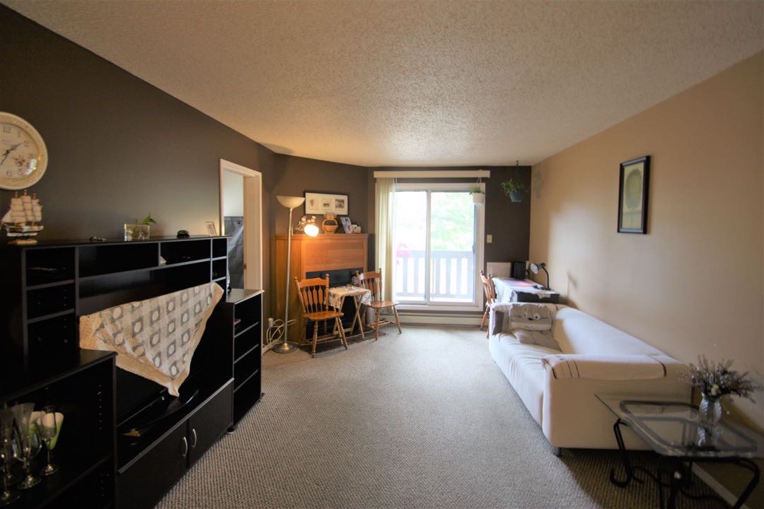 8街方便地段 干净整洁3房1卫1车位公寓出租。自带独立洗衣烘干机，大阳台带储物间，2楼。带家具 包水和暖气。$1300/月 一年起租约（不接受短租）不抽烟不养宠物。