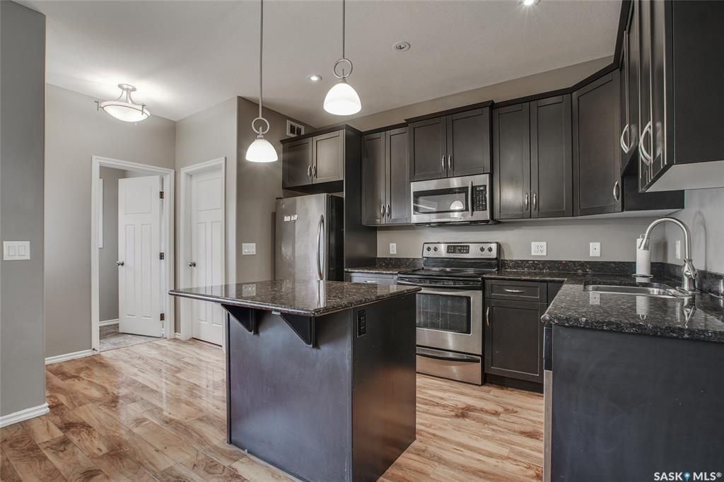 Willowgrove小区4房4卫联排出售。带独立私密小院，主卧带完整洗手间。步行百米小学，近高中，购物。房屋保养佳采光好，高档装修：大理石台面，不锈钢家电，大尺寸房间，一车库一车位，地下室专业装修。挂牌价格：$324900。详情请联系地产经纪Gary Gai 盖王睿 30 - 6