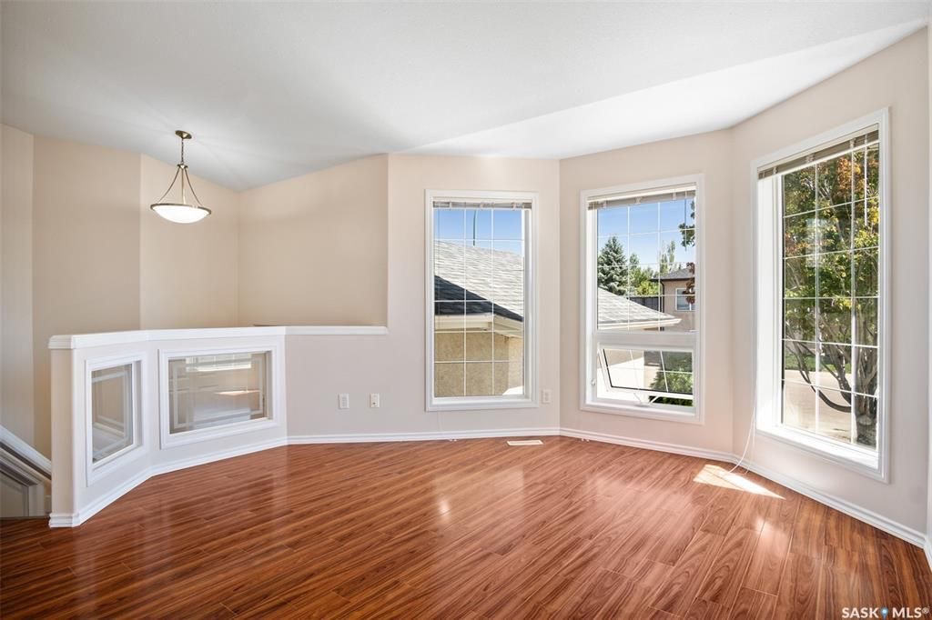 Arbor Creek小区2001年建1183尺5室3卫双层独立屋出售。位置佳，步行两所小学，近公园，交通便利。近期翻新瓦片（2021），部分复合地板（2021），墙面新刷漆。挑高天花板，多窗户，整个房子采光极佳，餐厅开阔。地下室配有大窗户，完全装修有两房一卫。后院背靠绿地，私密 - 4