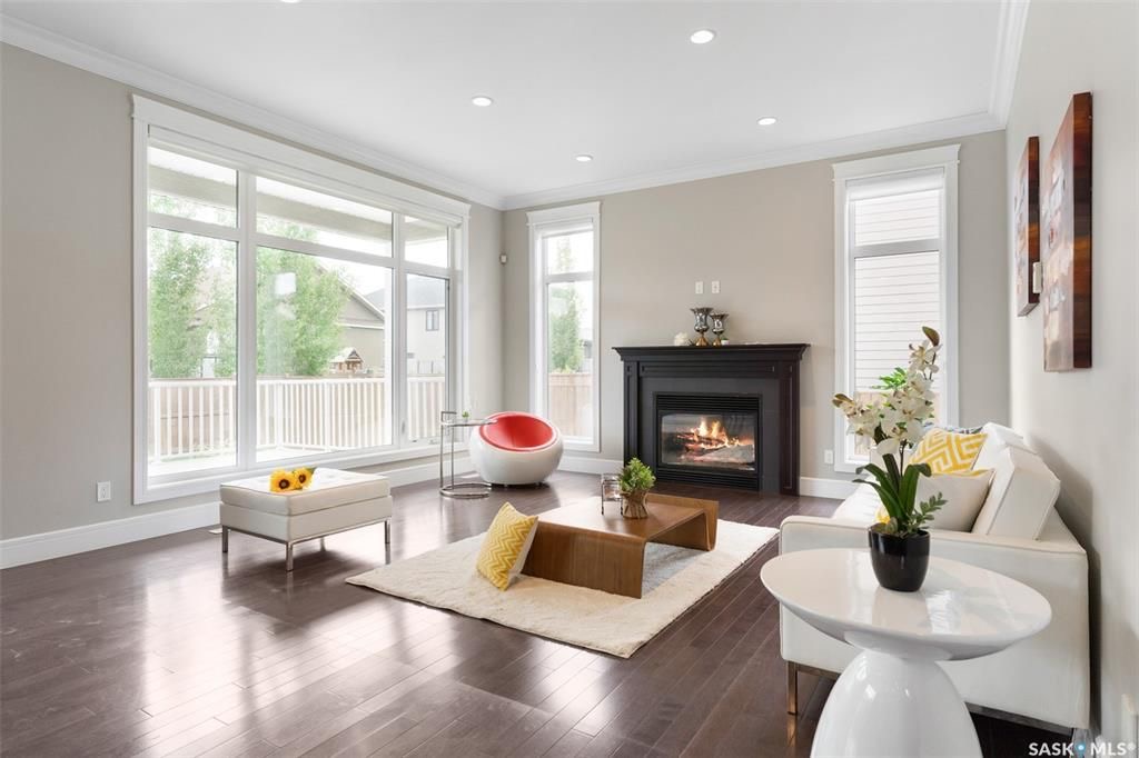 Rosewood小区核心安静路段，步行至小学公园，近2600尺5房5卫豪华装修独立屋出售。一楼入户挑高顶，超大独立办公室，实木地板，10尺层高，超大客厅天然气壁炉，开放式厨房，枫木橱柜到顶，大理石台面，天然气明火炉头。 二楼4房3卫。主卧带干湿分离洗手间地热，双洗手台，步入式衣柜 - 17