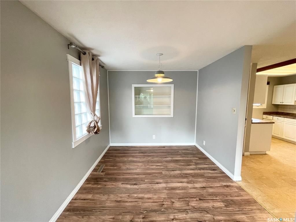 核心路段5房2卫大地双车库独立屋出售。步行百米至8街Greystone小学公园，8街Superstore购物。房屋近期升级有：PVC 窗户，合成木地板，橱柜，洗手间，热水器，屋顶瓦片。 地下室有独立出入，大窗户2房1厅1卫。水吧台带mini炉灶。可自住或投资出租。挂牌价格：$35 - 9