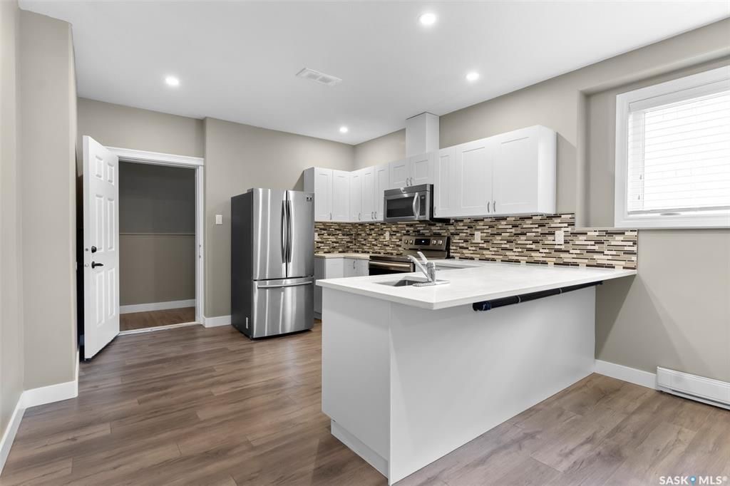 Evergreen小区近1500尺Jaylin Homes建商错层独立屋出售，5房3卫2书房，半地下室带合法出租2房1厅1厨1卫分电表，独立出入独立洗衣烘干，另有1房1厅1书房空间用于主层住户使用，高档装修，连房加大尺寸双车库，超大扇形地块，免维护带棚露台，三层窗户。主层9尺高天 - 19