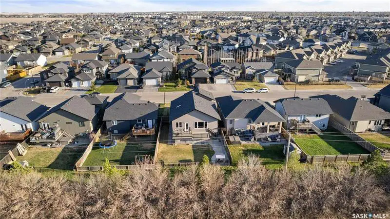 Willowgrove小区1676尺5房3卫错层独立屋出售，绝佳路段背靠农地美景，私密无遮挡视野，可赏极光。开放式设计，挑高尖顶，额外采光天窗，实木地板，大理石台面，主卧带步入衣柜独立洗手间带按摩浴缸，半地下室大窗户9尺层高，2房1超大活动厅。双车库带保温，大后院双层大露台。房屋 - 28