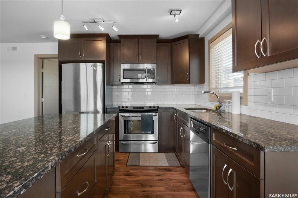 Willowgrove核心区域961尺顶楼边户公寓出售。步行至小学公寓等。高档电梯公寓楼，安静整洁。2室2卫带一个加热地下停车位外加一个地上停车位。采光好，3面多窗户，无遮挡一览好景色。高档合成木地板，大理石台面，枫木带阻尼橱柜，不锈钢家电，中央冷气。整体保养如新。另有公共会客区 - 6