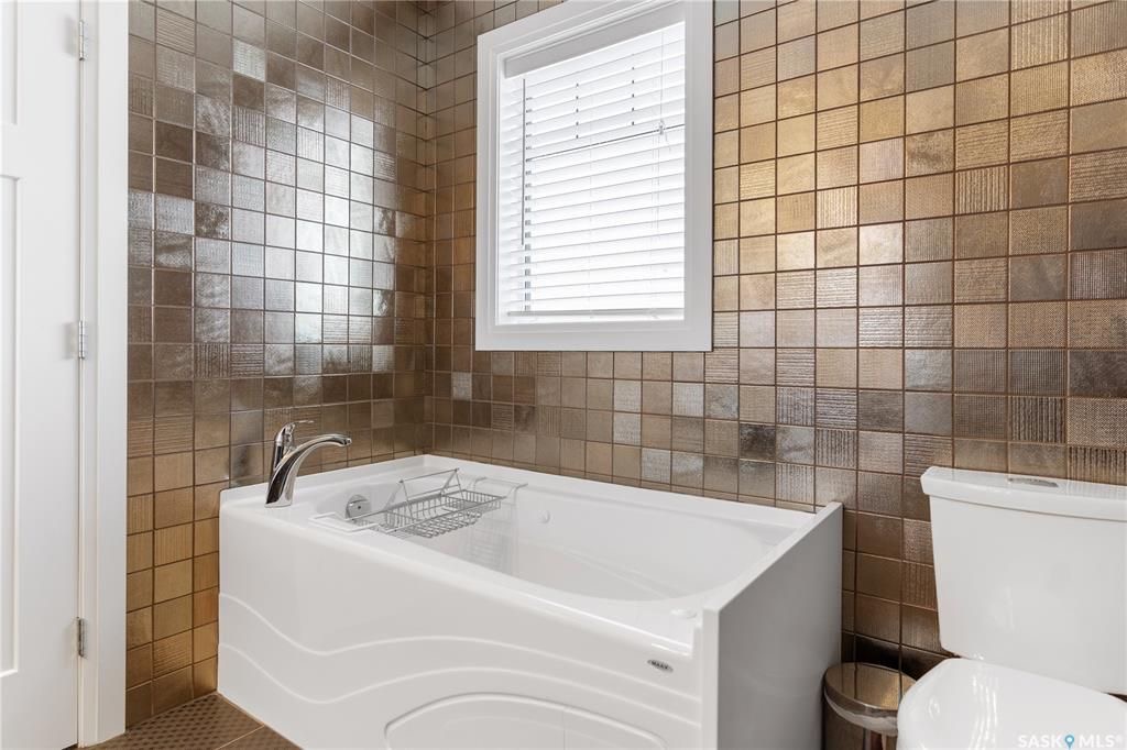 Willowgrove小区Royalty建商2010年建1284尺错层4室3卫独立屋出售。步行近公园，学校，购物。高档装修配置：挑高层高，实木地板，厨房大理石台面升级橱柜搭配背景墙砖，不锈钢家电。超大主卧带步入式衣柜，豪华洗手间全墙贴砖，带按摩浴缸。半地下室大窗户专业装修有1房1 - 16