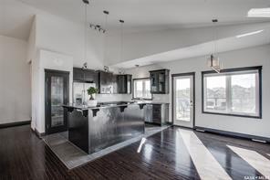 Willowgrove小区背靠公园绿地walkout地下室步出式，错层独立屋出售，2010年建，步行150米 至Willowgrove小学，公园，近附近购物，近St Joseph 和Centennial百年高中。4房3卫。多面好采光，好视野。高档装修：实木地板，大理石台面，挑高顶 - 6