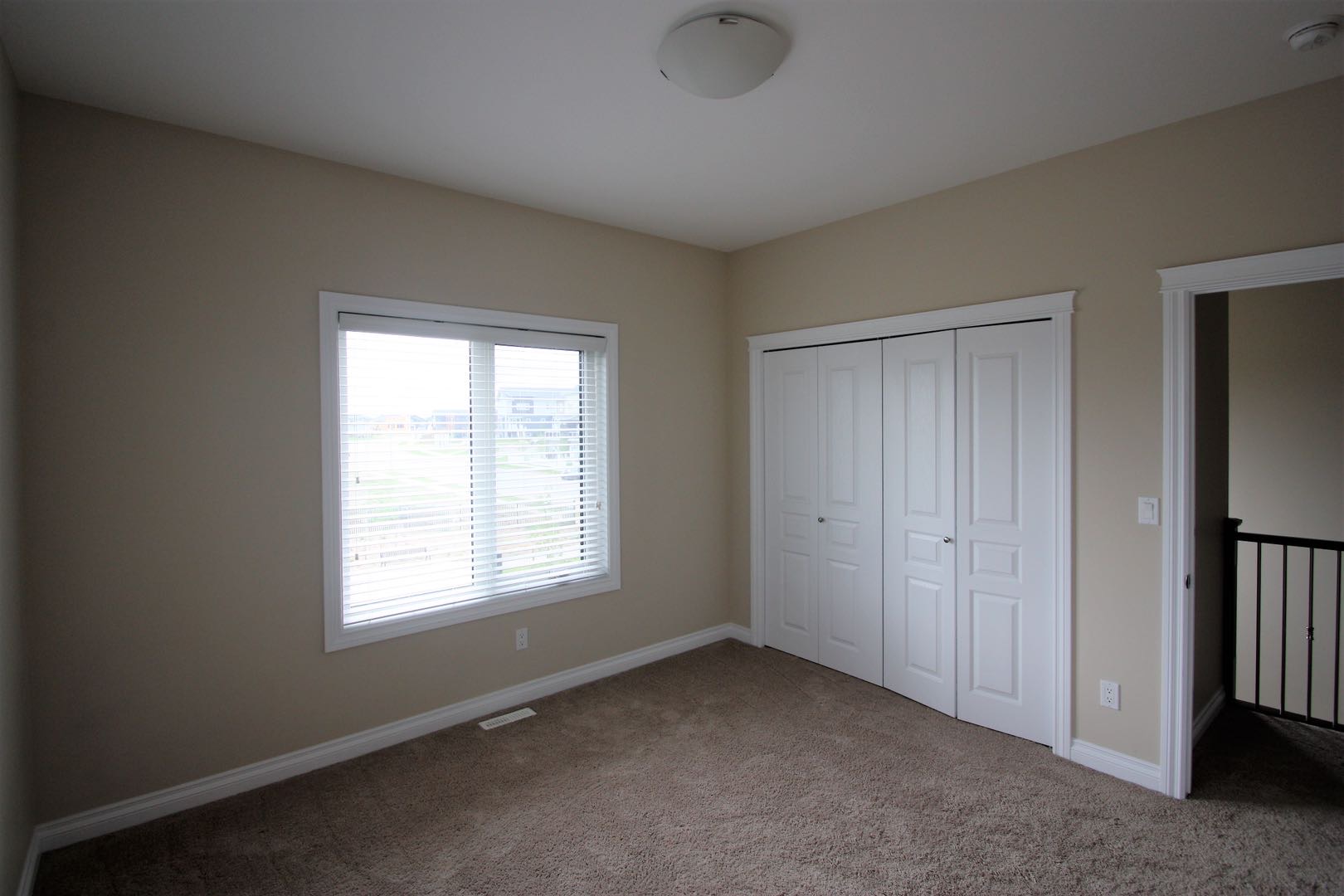 Evergreen小学对面2300尺4房4卫加一书房独立屋出租。2015年建，高档装修，双车库大院子。$2300/月。无家具。租客自付水电气。一年起租，不分租，不抽烟，不养宠物。希望租客干净整洁守约讲理。有意请联系 Gary Gai 3063413677 微信：gary3677 - 7