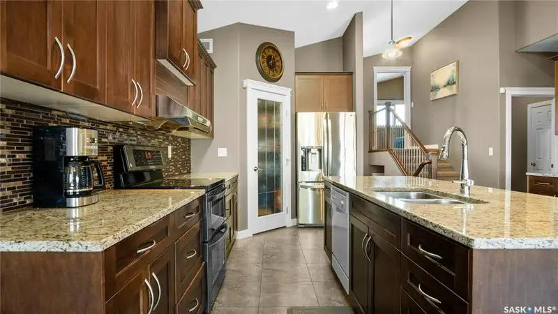 Willowgrove小区1676尺5房3卫错层独立屋出售，绝佳路段背靠农地美景，私密无遮挡视野，可赏极光。开放式设计，挑高尖顶，额外采光天窗，实木地板，大理石台面，主卧带步入衣柜独立洗手间带按摩浴缸，半地下室大窗户9尺层高，2房1超大活动厅。双车库带保温，大后院双层大露台。房屋 - 14