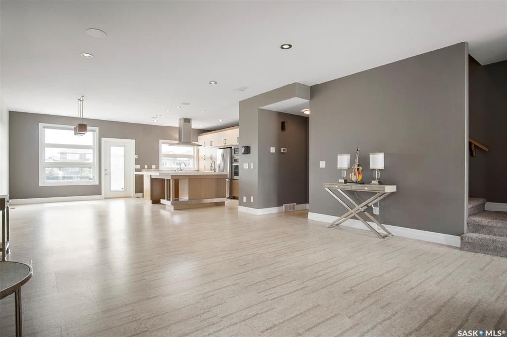 Rosewood小区2419尺现代风格2层独立屋出售。本地人业主，背靠公园绿地。3房3卫+1书房。顶级豪华装修：双向壁炉，软木地板，核桃木橱柜，大理石台面，全屋自动控制系统，主卧带5片豪华洗手间，二楼外加655尺超大阳台。位于小区最佳街区之一。挂牌价格：$829900。 有意请联 - 12