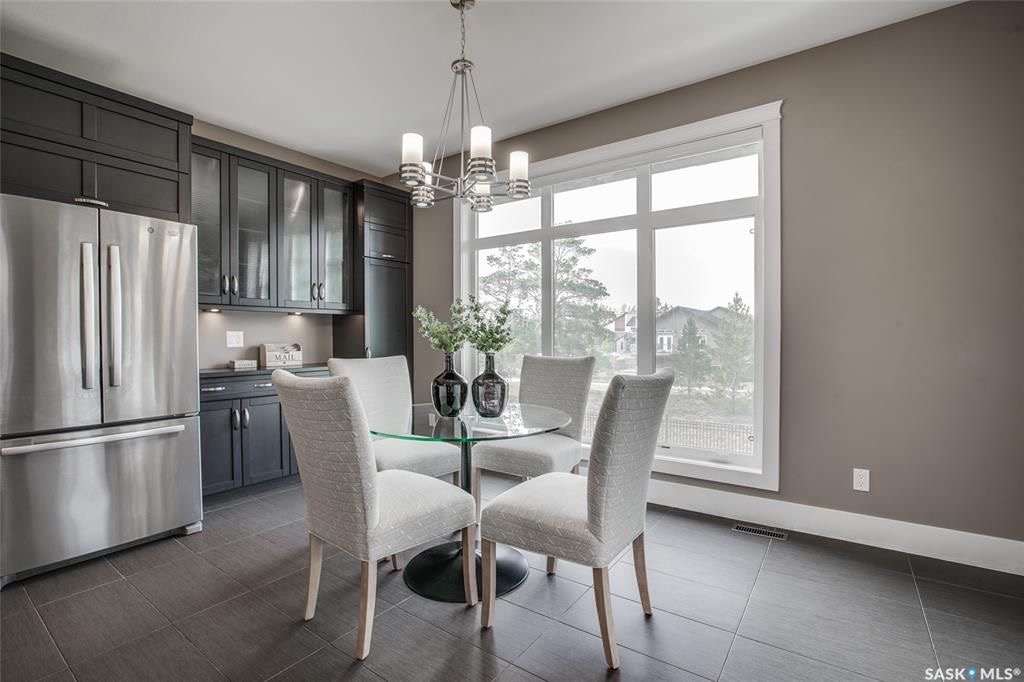 Evergreen小区核心安静路段 近1600尺4房3卫错层独立屋出售，背靠私密绿地步道，风景好，地下室可以独立步出。房屋年代新保养佳。超大多窗户，大尺寸房间，实木地板，厨房大理石台面，挑高层高，双向壁炉。开价：$635000。有意请联系地产经纪Gary Gai - 7