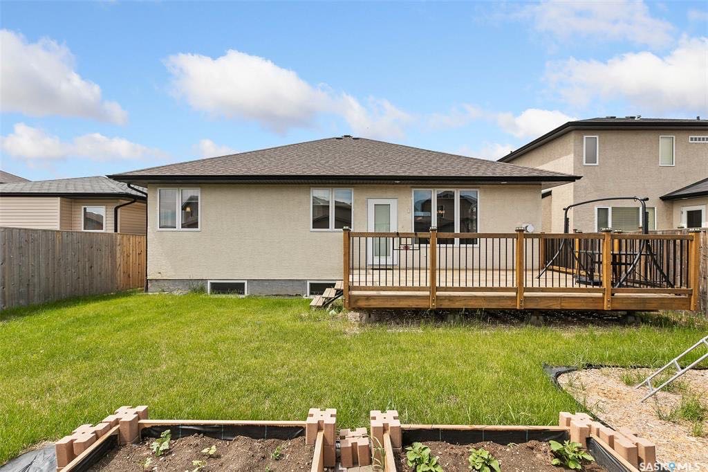 Willowgrove小区大面积1525尺平层独立屋出售。步行400米至两所小学。4房3卫+地面上1书房。高档装修9尺层高，理石台面。大尺寸卧室，开放大空间地下室有独立吧台。后院有私密后道。房屋年代新保养好。挂牌价格：$469900。有意请联系地产经纪Gary Gai 盖王睿 - 7