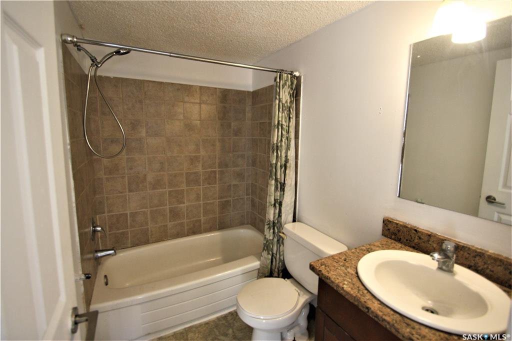 West College Park小区2室一厅公寓出售，2楼边户，带独立洗衣房，较新地板，橱柜，大理石台面，带一个地上插电车位。步行至小学，Evan Hardy高中，近公交站直达大学。挂牌价格 $109000。详情联系Royal LePage地产经纪Gary Gai 盖王睿 - 7