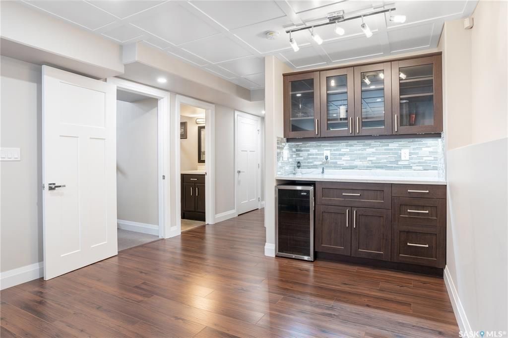 Willowgrove小区Royalty建商2010年建1284尺错层4室3卫独立屋出售。步行近公园，学校，购物。高档装修配置：挑高层高，实木地板，厨房大理石台面升级橱柜搭配背景墙砖，不锈钢家电。超大主卧带步入式衣柜，豪华洗手间全墙贴砖，带按摩浴缸。半地下室大窗户专业装修有1房1 - 18