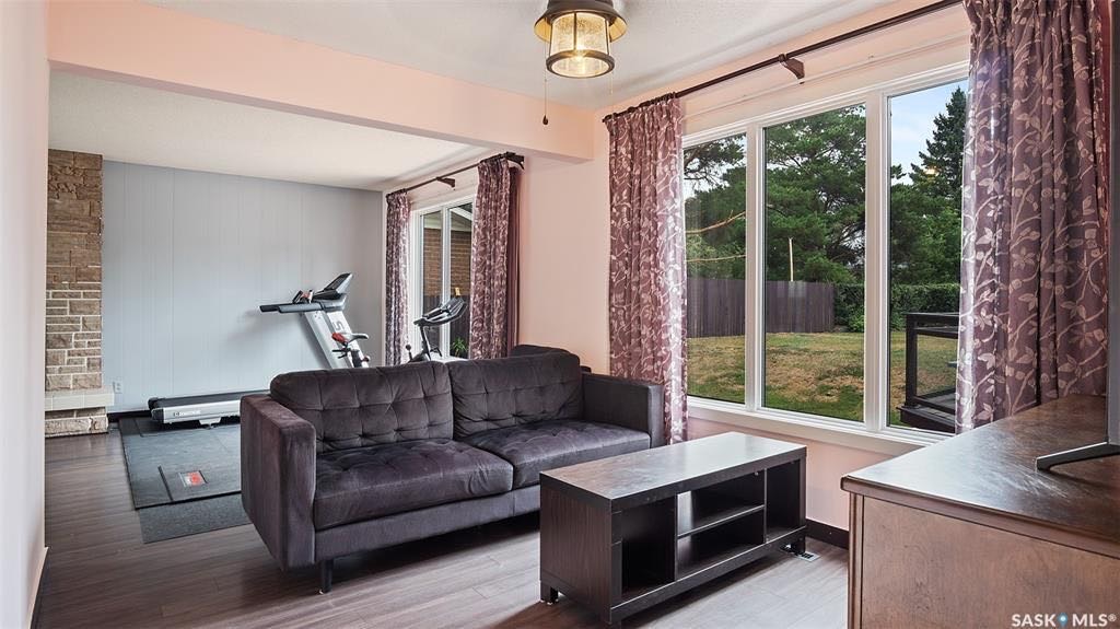 BREVOORT PARK小区2312尺5房3卫 3厅独立屋出售，位置便利，步行小学高中，公交可直达大学，可步行至公园。外墙免打理， 多个洗手间完全翻新，瓦片，地板，窗户，热水器，炉灶等大部分设备近期翻新，投入约$9万更新。一楼布局极具功能性，双客厅，双饭厅，二楼4个大卧室 - 6