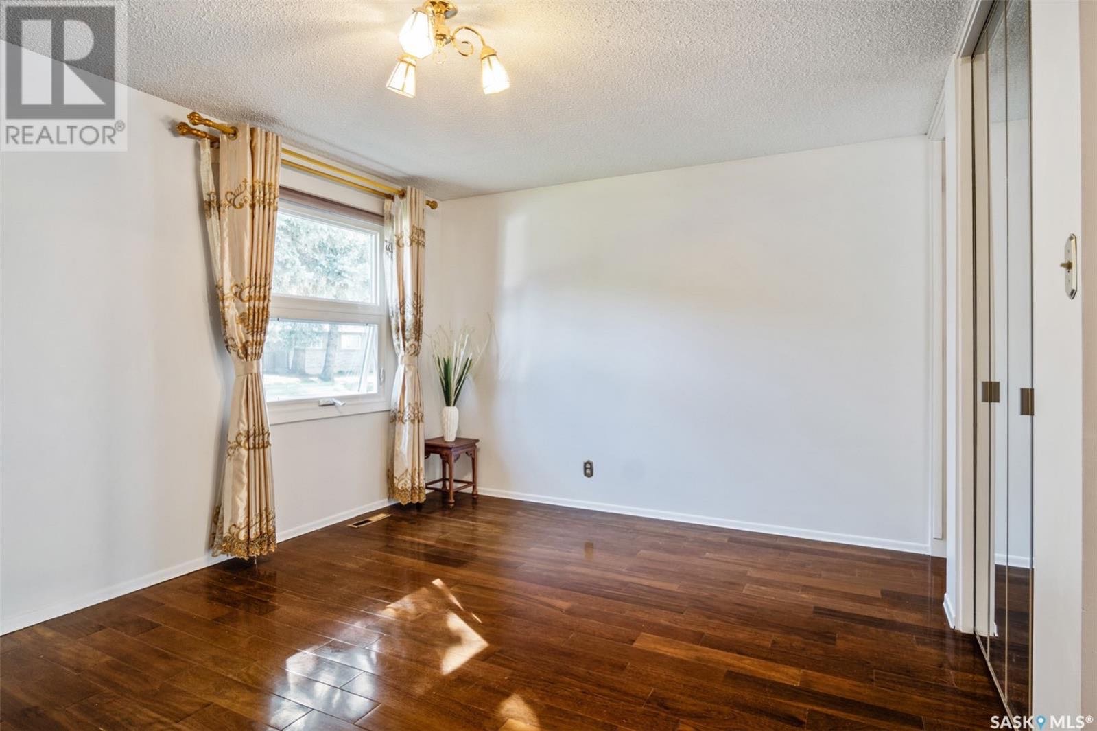 GREYSTONE HEIGHTS小区最佳位置大地块，步行至小学，公园，8街购物，近大学。1556尺3房3卫2书房独立屋出售，房子总占地7569尺。背靠小学公园，出行便利，生活设施齐全。一楼全实木地板，宽敞大客厅，厨房有充足的储物空间。大尺寸卧室，主卧带独立洗手间。地下室全部装修 - 5