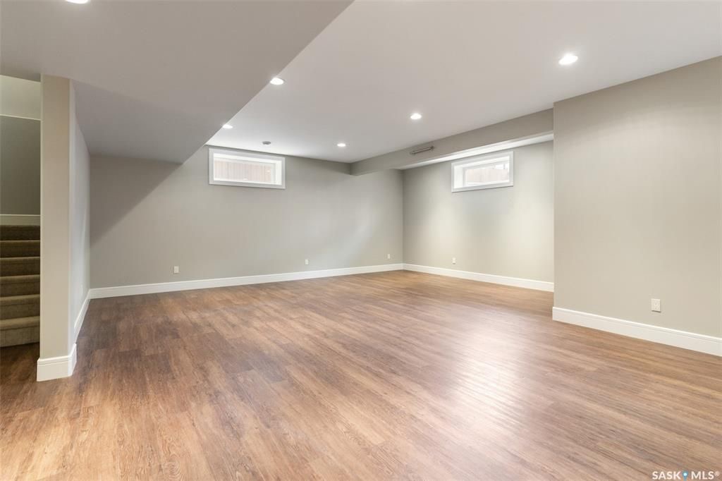 Rosewood小区核心安静路段，步行至小学公园，近2600尺5房5卫豪华装修独立屋出售。一楼入户挑高顶，超大独立办公室，实木地板，10尺层高，超大客厅天然气壁炉，开放式厨房，枫木橱柜到顶，大理石台面，天然气明火炉头。 二楼4房3卫。主卧带干湿分离洗手间地热，双洗手台，步入式衣柜 - 29