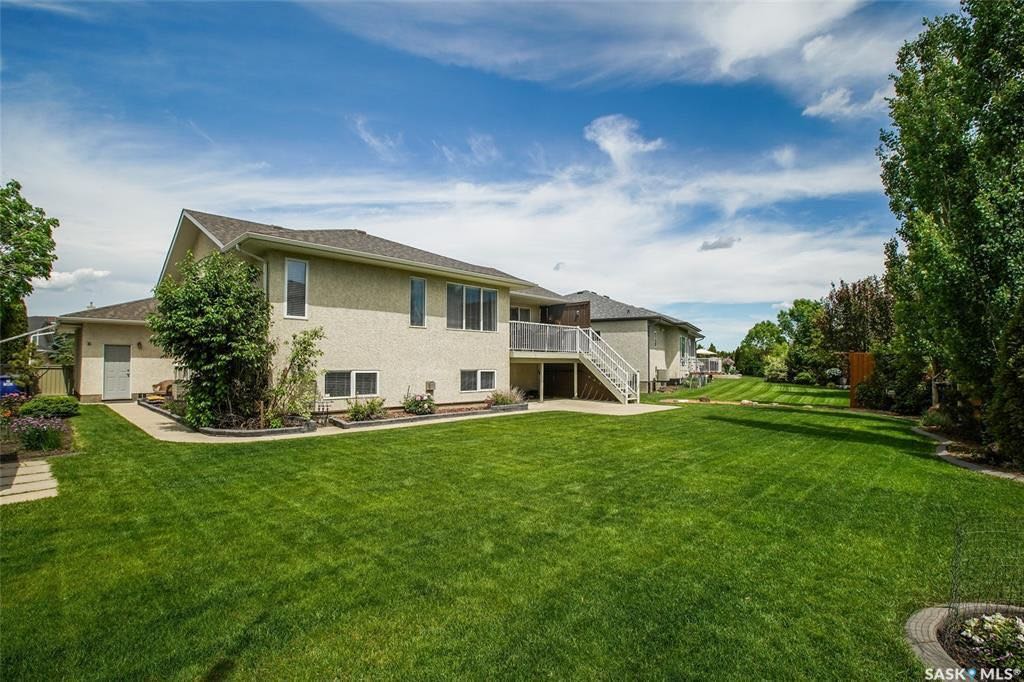 Briarwood小区核心路段近9000尺南向私密大地块1463尺错层独立屋出售。超大3车库外加4车道。保养极佳。4房3卫开放式设计，挑高顶，实木地板枫木厨柜厨房，主卧洗手间带按摩浴缸。地下室大窗户彩光好，房间尺寸足，家庭厅空间大。详情联系Gary Gai 盖王睿 - 6