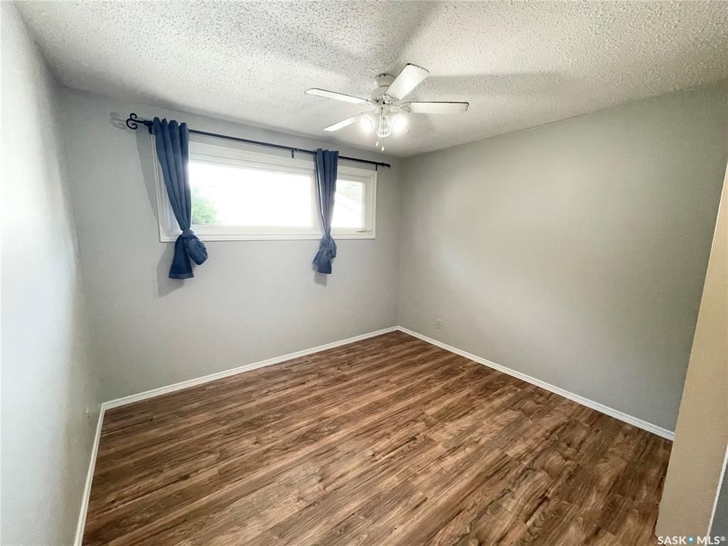 核心路段5房2卫大地双车库独立屋出售。步行百米至8街Greystone小学公园，8街Superstore购物。房屋近期升级有：PVC 窗户，合成木地板，橱柜，洗手间，热水器，屋顶瓦片。 地下室有独立出入，大窗户2房1厅1卫。水吧台带mini炉灶。可自住或投资出租。挂牌价格：$35 - 14