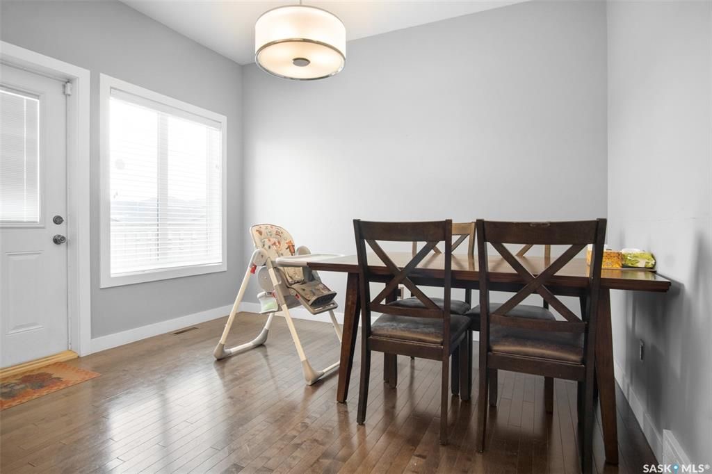 EVERGREEN小区2012年1265尺4房3卫双层独立屋出售。房屋位置佳，步行可达两所学校，公园购物，近高中，周围生活设施齐全。外墙采用石材装饰，一楼实木和瓷砖地板。客厅大窗户好彩光。厨房中岛大理石台面，全部不锈钢设备，多橱柜，带角柜，储物空间足。二楼三间全尺寸卧室。主卧外带 - 9