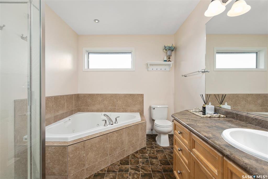 Willowgrove小区成熟安静路段4房独立屋出售，步行到小学,精致外观，双门加热车库，三车道。开放式设计大客厅多窗户好彩光。厨房多橱柜多操作台带新换Kitchen Aid家电。地下室高层高，装修有一面积活动室和额外房间。房子里外极致保养 - 6