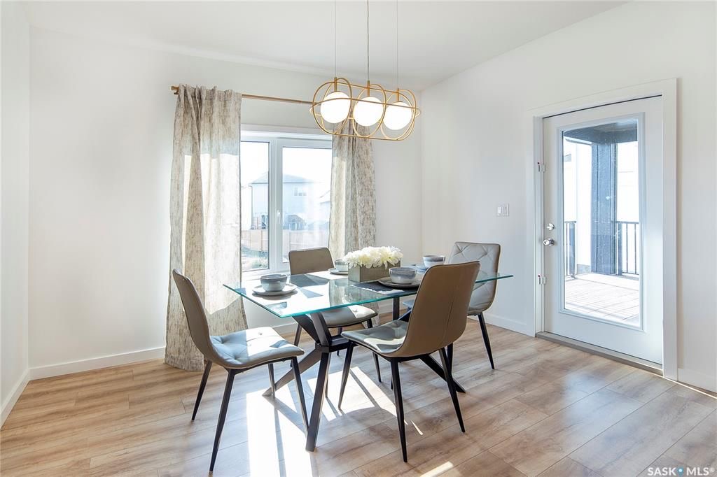 Aspen Ridge小区2021年建1880尺3室3卫双层独立屋出售。外观精美，全屋高品质装修。周边自然环境优美，步行可达湿地公园。三层楼全部挑高9英尺，一楼加大尺寸欧式窗户，高级复合地板，开放式厨房，石英石台面，高档橱柜，黑色背板，巨大的中岛和附加的储物空间。宽敞明亮的客厅设 - 7