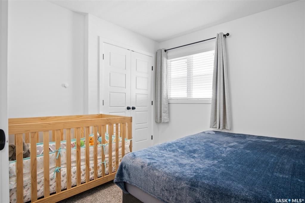 Brighton小区2019年建近2000尺4房4卫独立屋出售！院子私密不靠邻居，步行至公园，购物，及未来规划小学。1 楼9尺层高，带独立书房，开放式设计客厅带壁炉，厨房大理石台面，背景砖，高级不锈钢家电，带独立角柜。大窗户好朝向好彩光。二楼3个大卧室外加超大多功能厅，大主卧带步 - 22