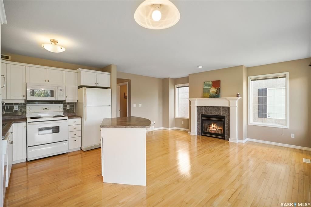 Briarwood小区私密联排出售3房3卫，安静边户多窗户采光好，安静私密绿地，背面没有邻居。二楼三个大尺寸房间，地下室装修有1超大多功能厅外加洗手间，保养如新，实木地板，升级橱柜，天然气壁炉，天窗，中央冷气等。挂牌价格 $285000。详情联系地产经纪Gary Gai 盖王睿  - 12