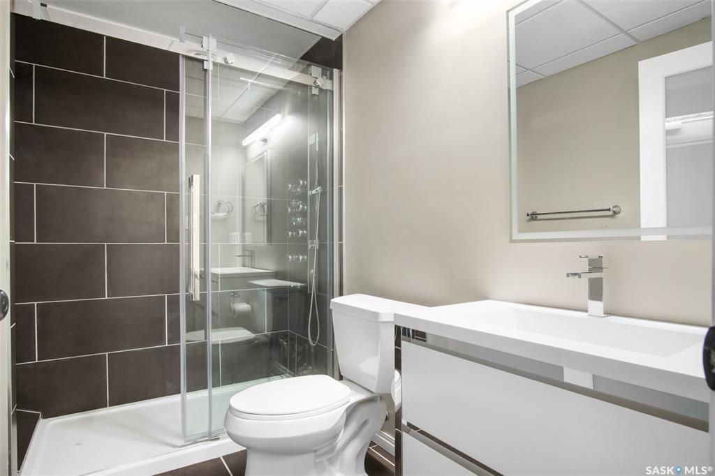 Willowgrove小区5房3卫错层独立屋出售，背靠农地美景，私密无遮挡视野。开放式设计，挑高尖顶，实木地板，枫木厨房带不锈钢家电和角柜，主卧带步入衣柜独立洗手间，半地下室多大窗户9尺层高，2房1超大活动厅外加豪华独立洗手间。双车库带保温，大后院大露台。房屋采光好，保养佳。挂牌 - 25