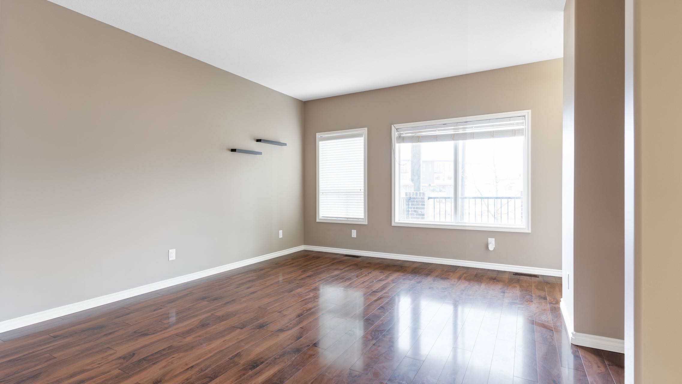 Willowgrove小区2012年建1315尺2房3卫联排别墅出售。房屋年代新，步行百米至两所小学和公园，近百年高中，近购物中心。一楼朝阳自然光充足，客厅宽敞明亮。9英尺挑高，高级复合板地板，全花岗岩台面，枫木橱柜，不锈钢厨房设备。二楼2个超大卧室均带独立洗手间和步入式衣柜。地 - 10