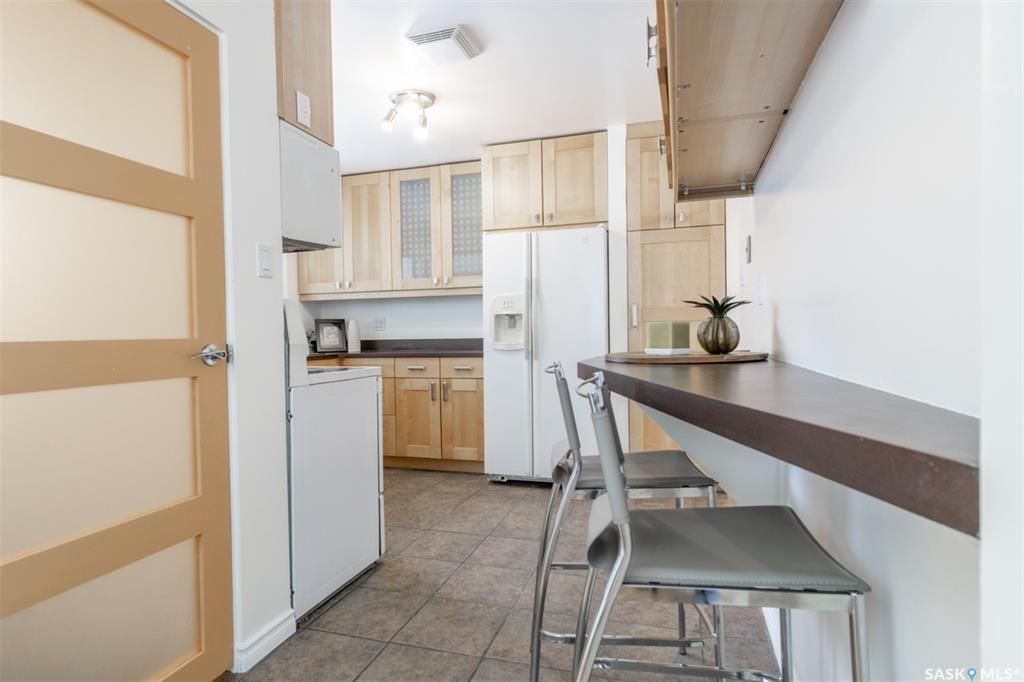 5房3卫1452尺独立屋位于Greystone Heights小区好地段步行至小学,8街购物。超大扇形地块近万尺。全新刷漆，配有实木地板，升级枫木厨房，翻修洗手间，部分新换复合地板，锅炉瓦片2014年换，二楼有独立超大卧室附带洗手间，地下室装有一房一厅一卫。双车库外加超大车 - 7